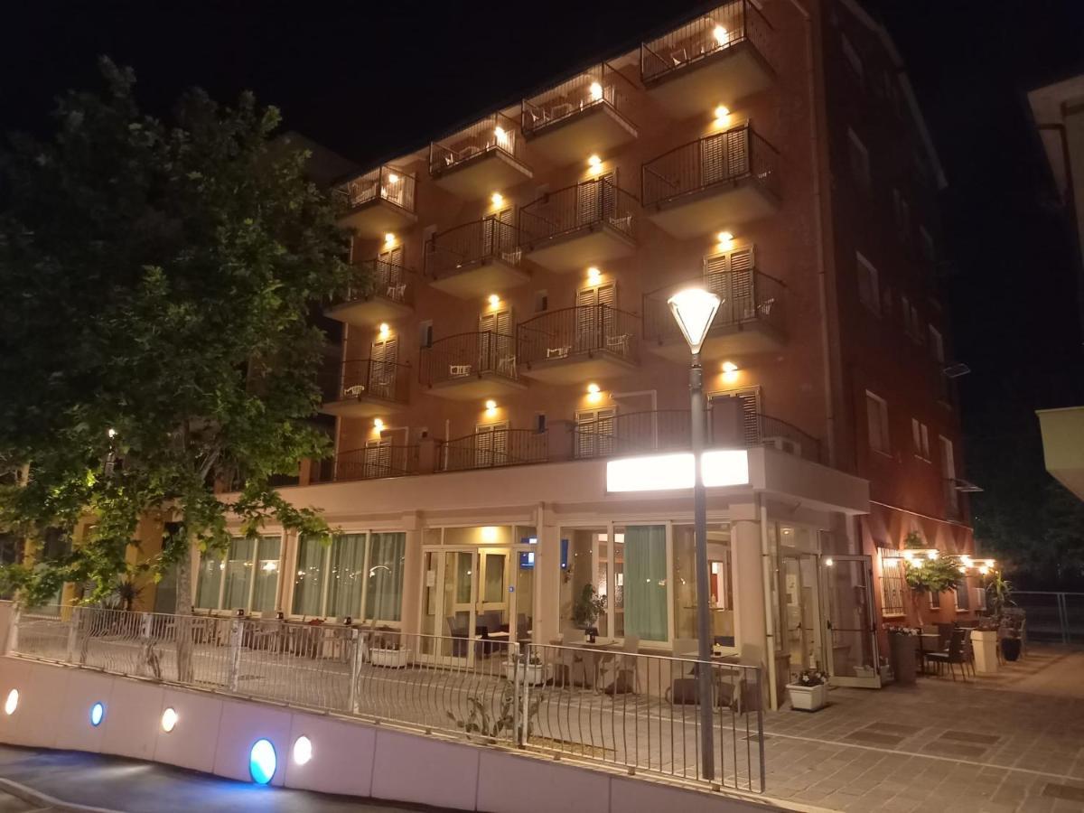 Hotel Serafini Misano Adriatico Exterior photo